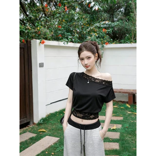 Jennie🌺🤍เสื้อครอปแขนสั้นปาดไหล่แต่งลูกไม้ขอบคอไหล่เฉียงสุดเซ็กซี่ทรงเข้ารูปเอวจั๊มสวยเน้นลุคคุณหนูหวานๆ สไตล์เกาหลีฮิต