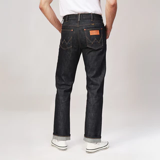 WRANGLER กางเกงยีนส์ผู้ชาย (ริมแดง) คอลเลคชั่น Wrangler Legends เอวกลาง ทรงตรง รุ่น WR S126MMWZN15 สียีนส์ผ้าดิบ