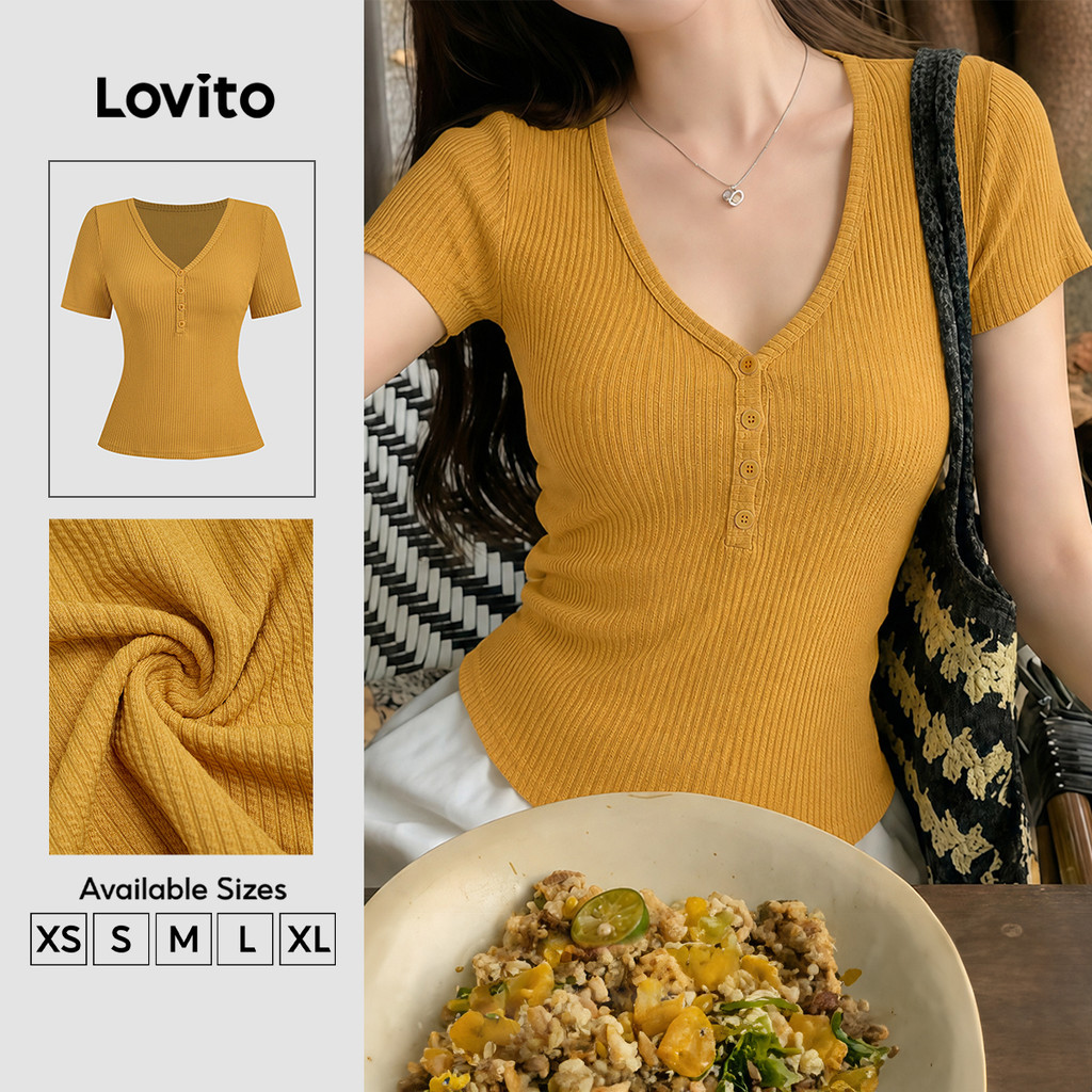 (New Arrival) Lovito เสื้อยืดผู้หญิงแขนสั้น คอวี ลายแจ็คการ์ด กระดุม สำหรับฤดูใบไม้ผลิ ฤดูร้อน สุดสัปดาห์ สีขมิ้น TSB202P2D479