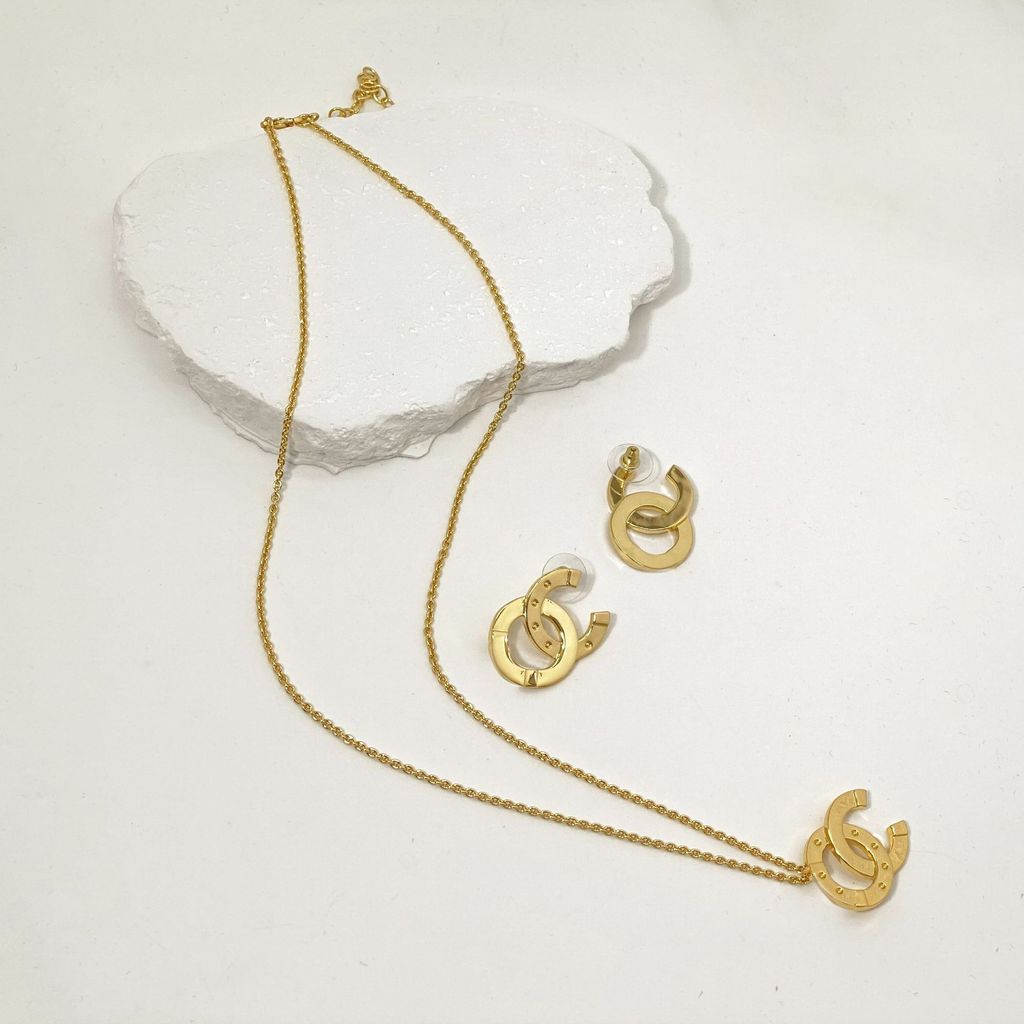 Chan รุ่นที่ถูกต้องแฟชั่น Premium Bright Gold Glossy เว้า Dot Double C ไม่สมมาตรผู้หญิงสร้อยคอต่างหู