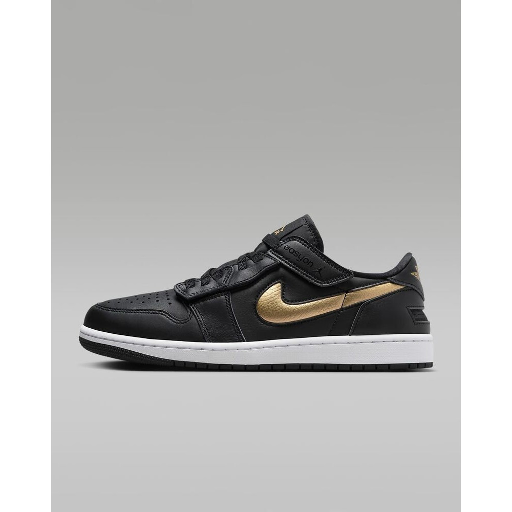 DM1206-071 N & K Air Jordan 1 Low FlyEase สีดําสีขาวเมทัลลิกทอง (ผู้ชาย) 5VPP QSJD