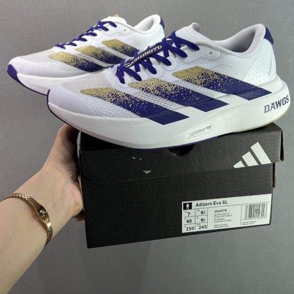 รองเท้าวิ่ง Adizero EVO SL สำหรับทั้งผู้ชายและผู้หญิง พร้อมแผ่นคาร์บอน รุ่น JQ4578