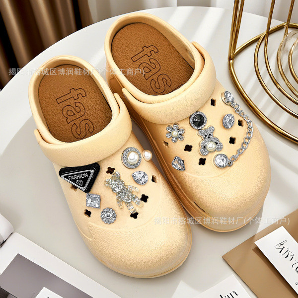 jibbitz crocs jibbitz crocs ของแทั รองเท้าหัวเข็มขัดหมี ประดับคริสตัลและดอกไม้ จาก Xiaohongshu