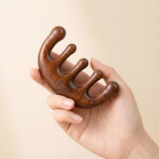 KVY Wooden Scalp Massage Comb หวีไม้นวดศีรษะ เควีวาย สัมผัสผ่อนคลาย ดีไซน์โค้งมนเพื่อสุขภาพที่ดีของหนังศีรษะ.