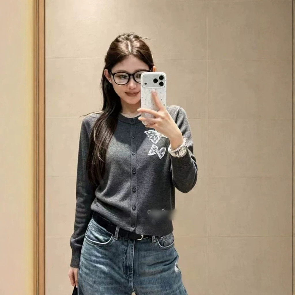 D-10 Zhenzhen South Oil CD Contrast สีผีเสื้อร้อนเพชรรอบคอถักเสื้อสเวตเตอร์ถักแขนยาว Casual All-Matc