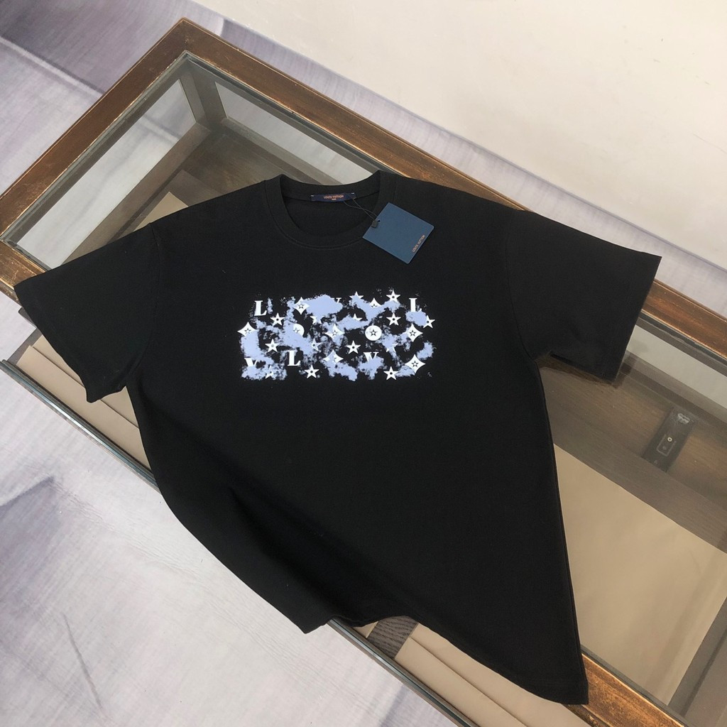 LOUIS VUITTON/LV/2026 คลาสสิกรอบคอแขนสั้นเสื้อยืดผู้ชายผู้หญิงสไตล์ Slim-Fit Creative Design Sense ผ