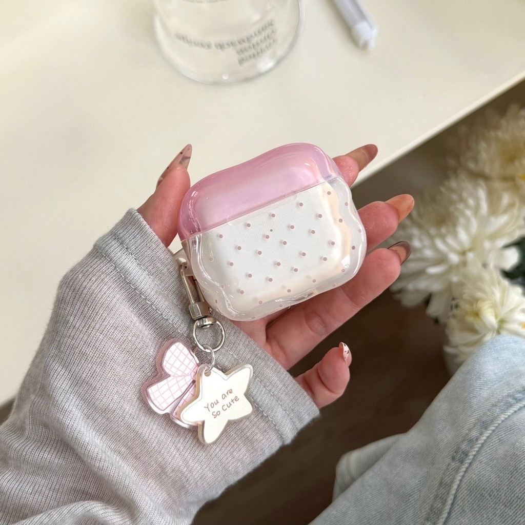 เคสหูฟัง AirPods ฝาสีชมพูพาสเทล ตัวใสลายจุดสีชมพู สไตล์เกิร์ลลี่อินสตาแกรม มีพวงกุญแจโบว์และดาวข้อความ สำหรับ AirPods 1 2 3 4 Pro Pro2