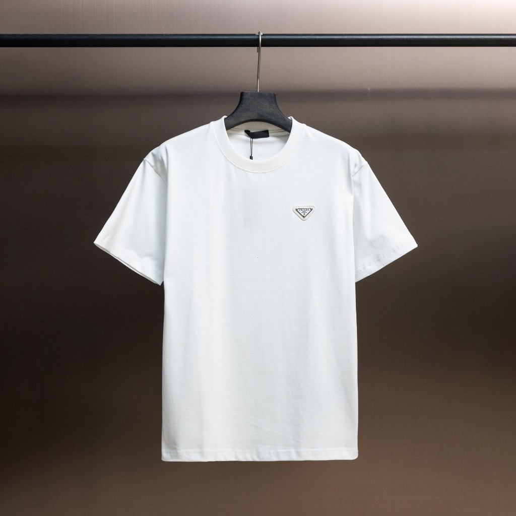 2026Prada/Prada ผู้ชายผู้หญิงเสื้อยืดพิมพ์เสื้อยืด Casual เสื้อยืดหลวมธุรกิจแขนสั้นฟิตเนส JCPB