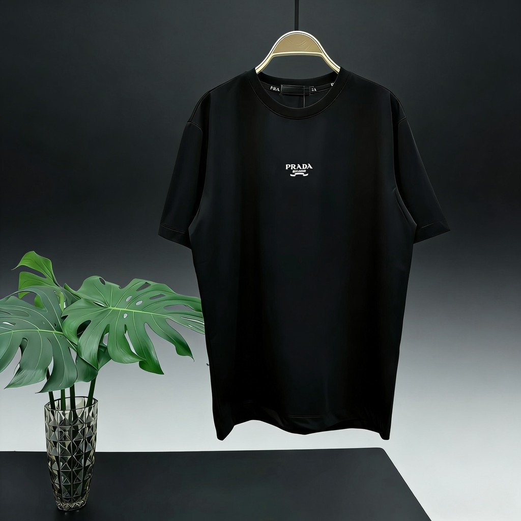 2026Prada/Prada ผู้ชายผู้หญิงเสื้อยืดพิมพ์เสื้อยืด High-End เสื้อยืดคู่ Punk Fit QBOL