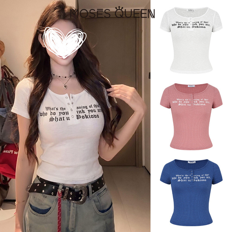 MOSESQUEEN โมเสสควีน เสื้อยืดแขนสั้นคอปกครึ่งตัวพิมพ์ลายตัวอักษรสาวฮอตสไตล์อเมริกันสําหรับผู้หญิงลดอายุและสร้างดีไซน์เอวสูง #64019