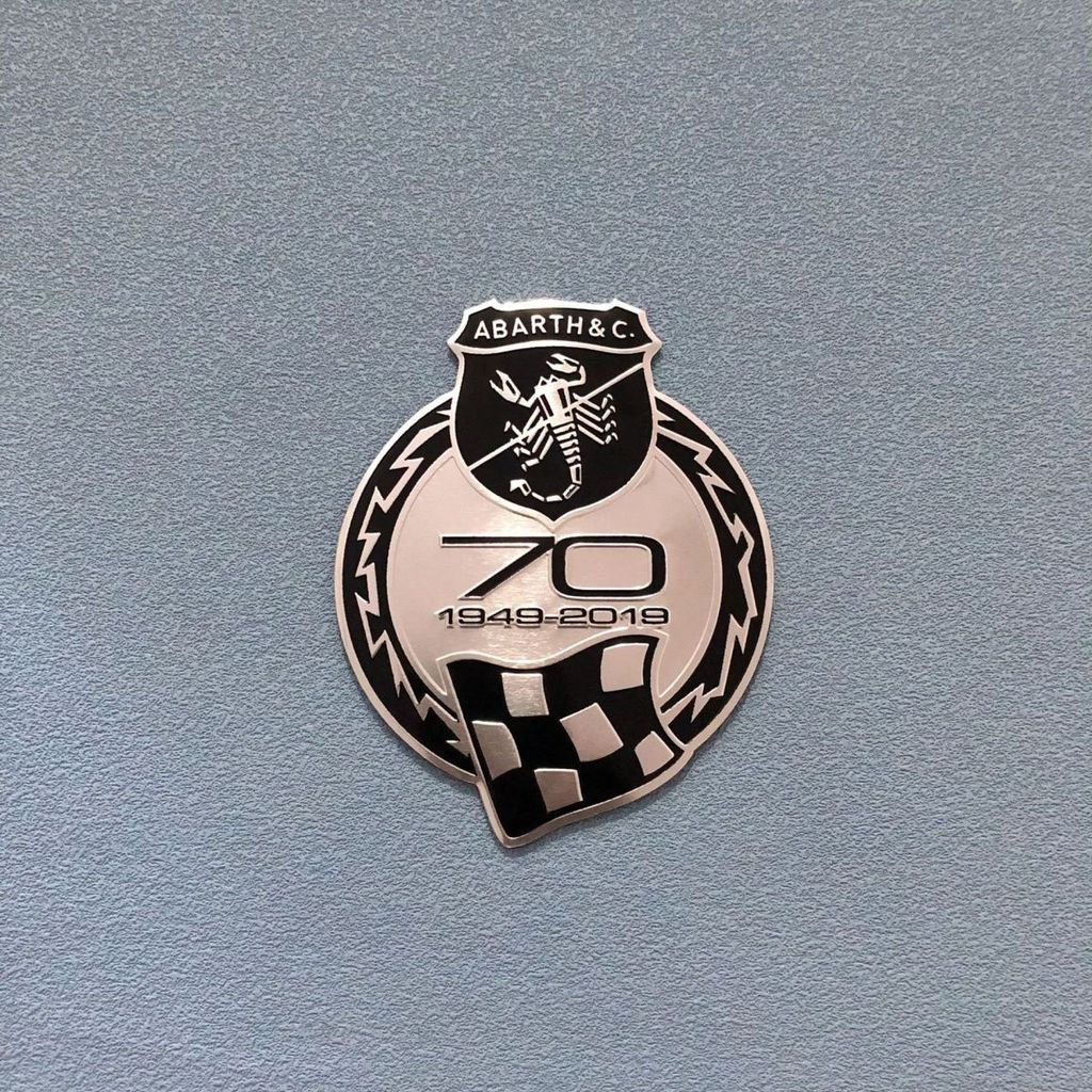 เหมาะสําหรับ ABARTH 70th Anniversary Edition โลโก้รถสติกเกอร์ ABARTH Scorpion Shield สติกเกอร์รถโลหะ