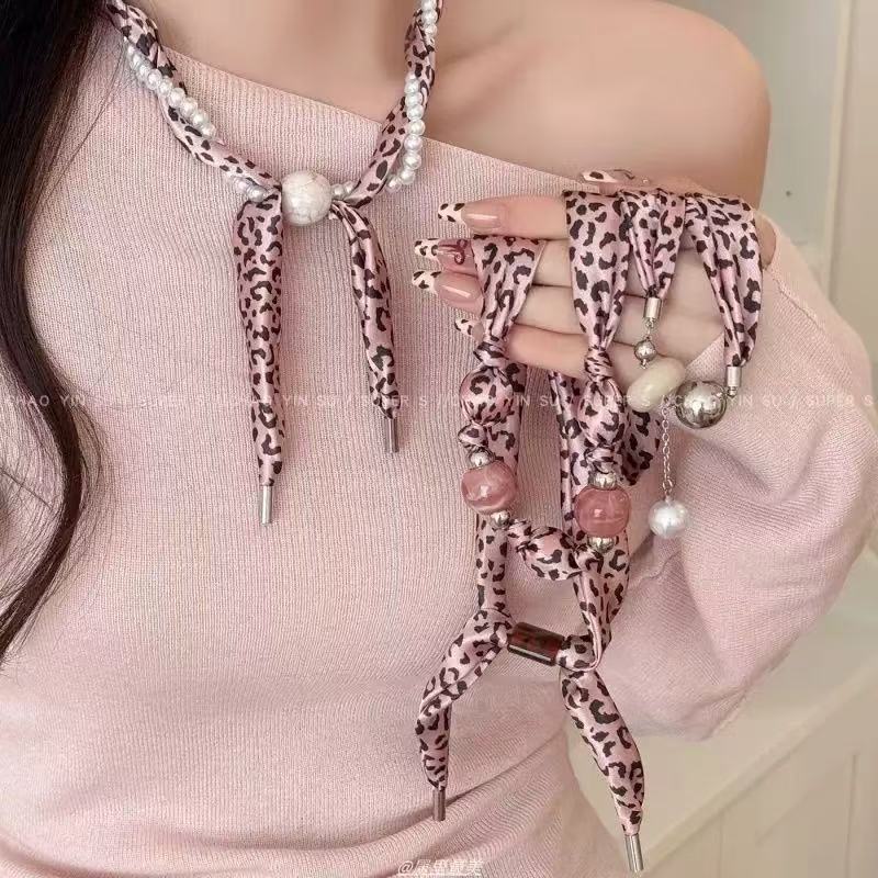 สีชมพูเสือดาวพิมพ์สร้อยคอมุกผู้หญิง2025 ใหม่สไตล์ ซอก ออกแบบเสื้อกันหนาวโซ่แสงหรูหราระดับไฮเอนด์อุปก