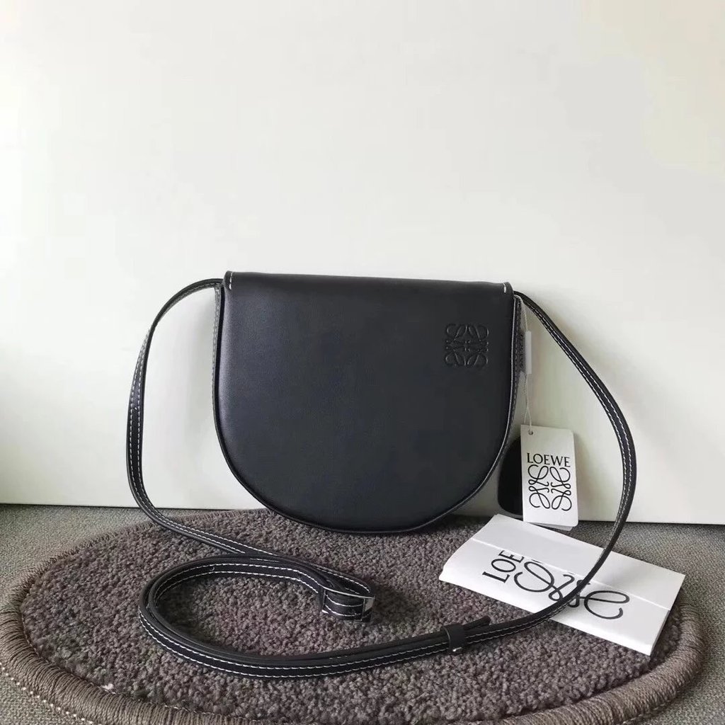 LOEWE Royal Heel Pouch กระเป๋าสะพายข้างขนาดเล็ก สีคาราเมลและดำ ทำจากหนังวัว พร้อมมินิโคินพอร์สสำหรับ