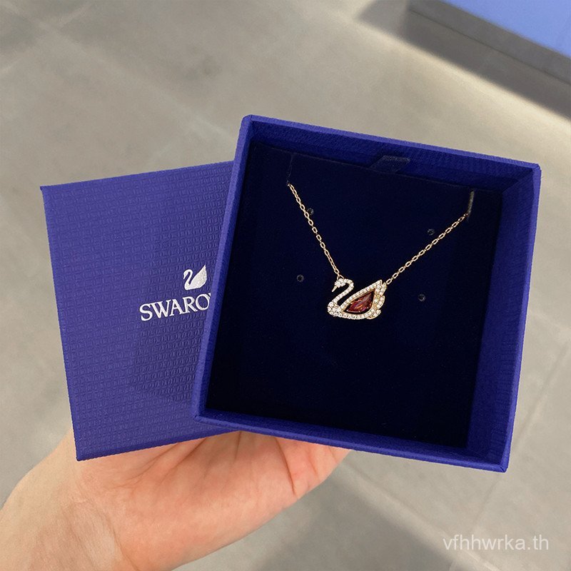 แฟชั่น [คลังสินค้าพร้อม] Swarovski Swan Beating Red Swan สร้อยคอโซ่กระดูกไหปลาร้าหญิง Niche High-End