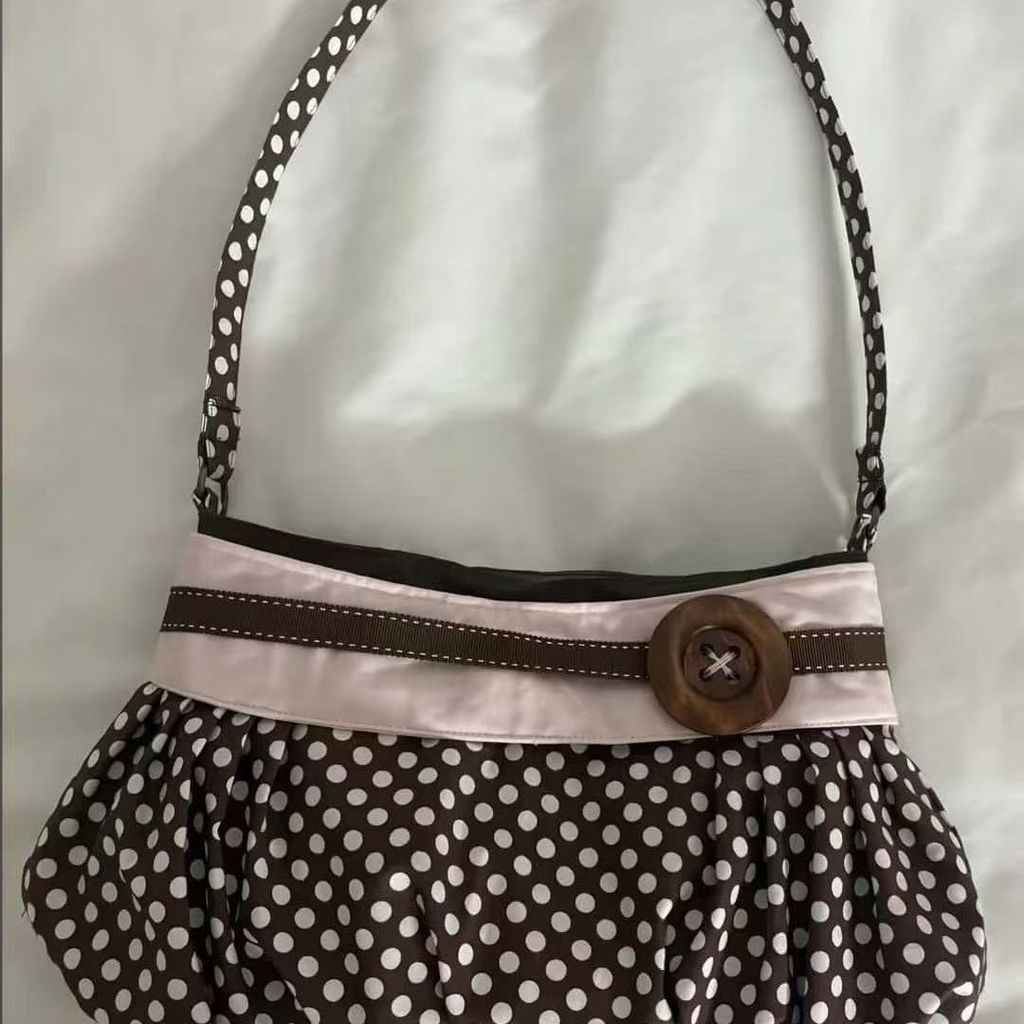 Retro Polka Dot กระเป๋าใต้วงแขนจีบ Cloud Bag ประเภทปุ่มไม้ Embellishment อ่อนโยนสไตล์สาวหวานทุกวัน Polka Dot กระเป๋า