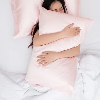 ปลอกหมอนไหมน้ำแข็ง ส่งฟรี หน้าไม่ยับ ผมไม่ฟู Ice Silk Satin Pillowcase