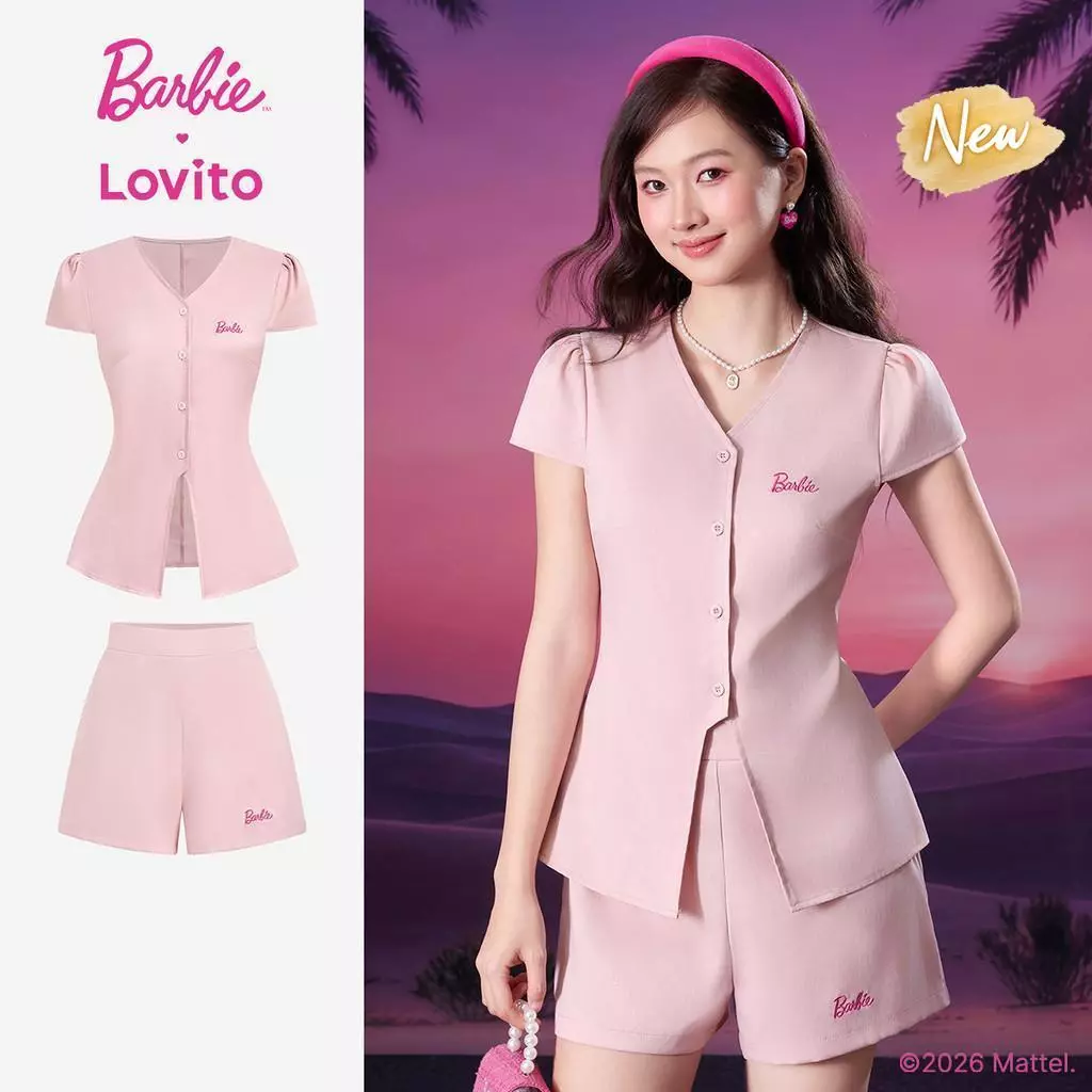 (New Arrival) Barbie™ X Lovito เสื้อท็อปสีชมพูผู้หญิง ฤดูใบไม้ผลิ/ร้อน แขนสั้น คอวี เอวกลาง ขากว้าง ปักลาย กระดุมหน้าและร่องหน้า เกาหลี อินเทรนด์ LBL5AD051