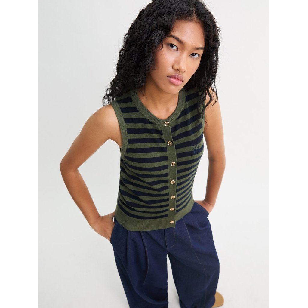 [Pomelo] เสื้อกั๊กไหมพรมลายทางแต่งดีเทลเข็มขัด / Striped Knit Vest with Belt Detail — صورة 3