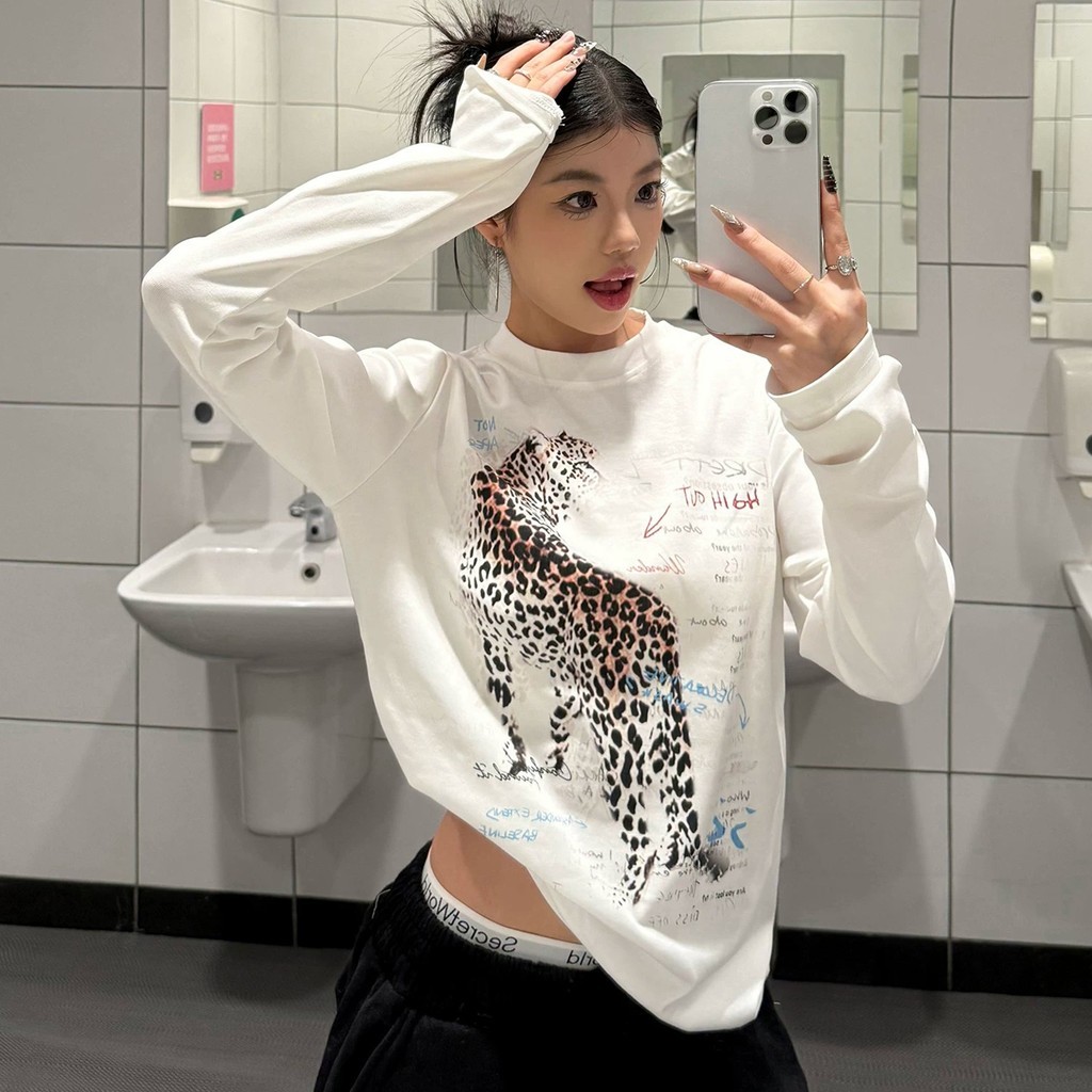 ภาพอย่างเป็นทางการจินเหลียง [คลังสินค้าพร้อม+คุณภาพดั้งเดิม] เสื้อยืดแขนยาวสีขาวลายเสือดาวแบบเด็กย้อนยุคอเมริกัน