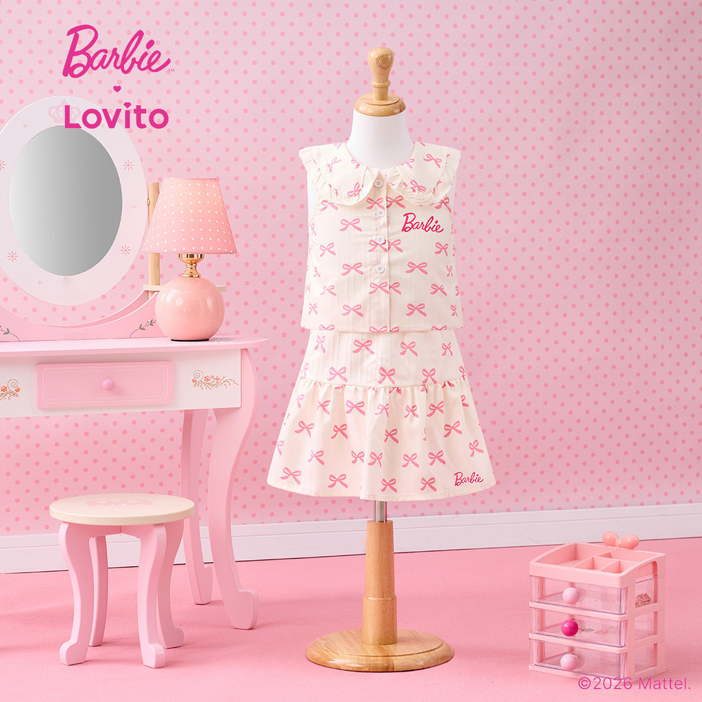 Barbie™ X Lovito Kids ชุดกระโปรงน่ารักพร้อมระบาย กระดุม จัคการ์ด สีชมพู เหมาะสําหรับฤดูใบไม้ผลิ/ฤดูร้อน สําหรับเด็กหญิง เกาหลี อินเทรนด์ KSBL4PAD035