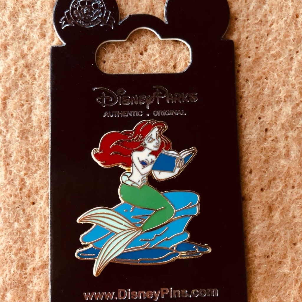 Disney Badge disney pin disney pin disney Mermaid Ariel Reading เข็มกลัด L2501014