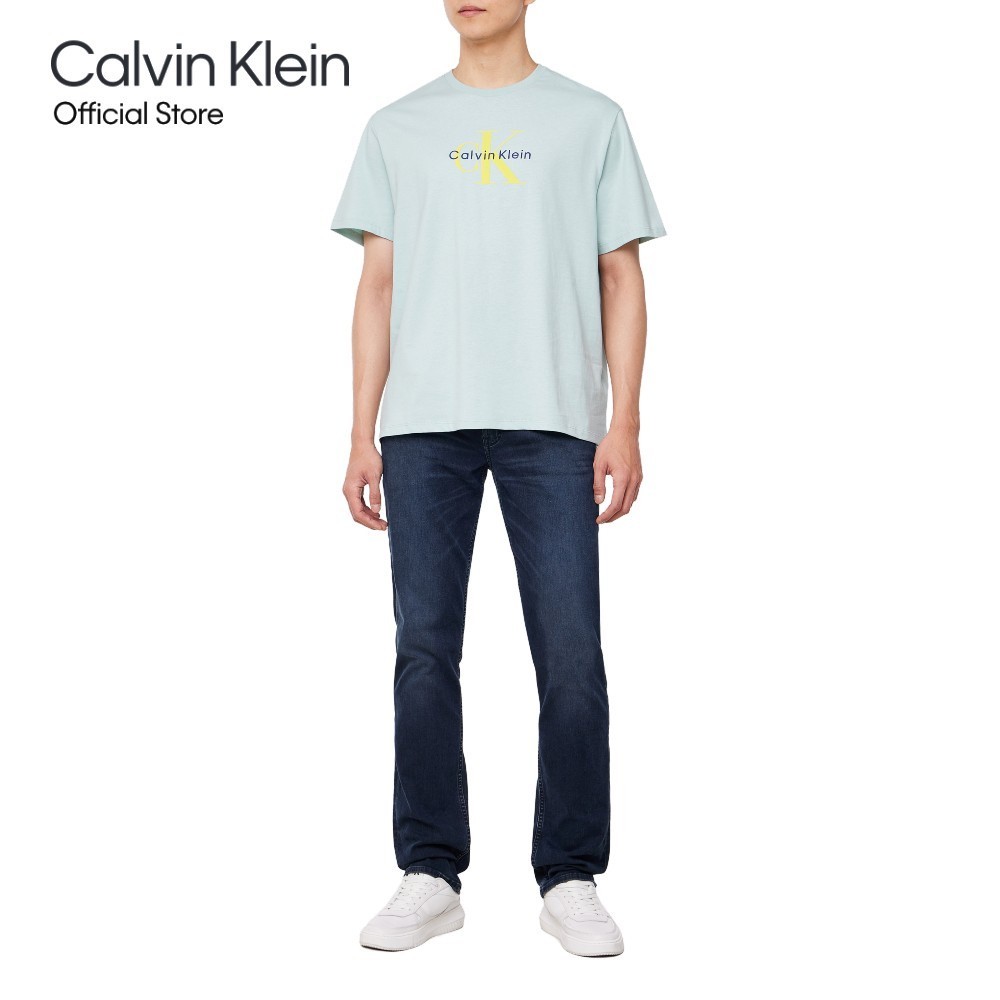 CALVIN KLEIN เสื้อยืดคอกลมแขนสั้นผู้ชาย Monogram Logo ทรง Regular รุ่น 4RB862G PCT - สี Light blue