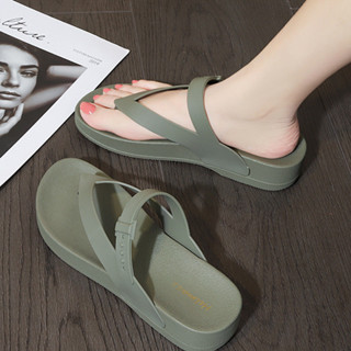 รองเท้าแตะกันลื่นสำหรับผู้หญิง พื้นนุ่มและหนา สวมใส่ง่ายทั้ง…