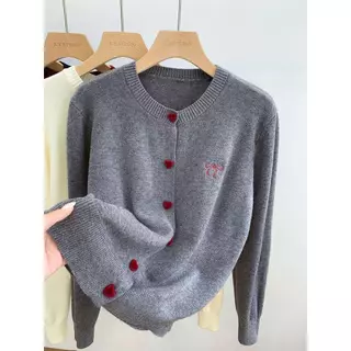 Chili Koko เสื้อคาร์ดิแกนถักแขนยาวติดกระดุมรูปหัวใจน่ารักสำหรับผู้หญิงตัวใหม่ เสื้อสเวตเตอร์ครอปคอกลมทรงหลวม 88024