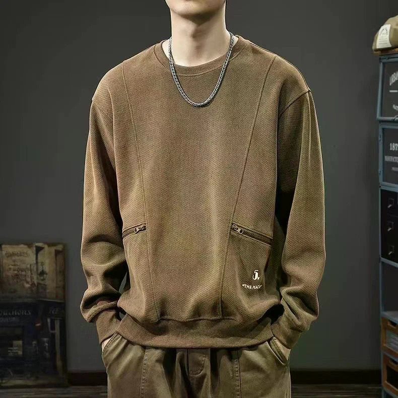 เสื้อกันหนาวแขนยาวสำหรับผู้ชาย ออกแบบมาให้สวมใส่ง่าย มีความหลวมรอบคอ เหมาะสมกับอากาศในฤดูใบไม้ร่วง