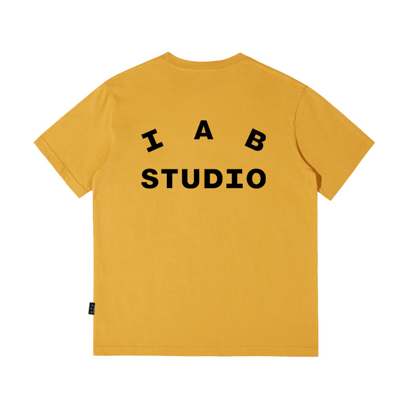 IAB STUDIO สไตล์เกาหลี เสื้อยืดแขนสั้นคอกลม พิมพ์ลาย.Simple สำหรับทุกเพศ