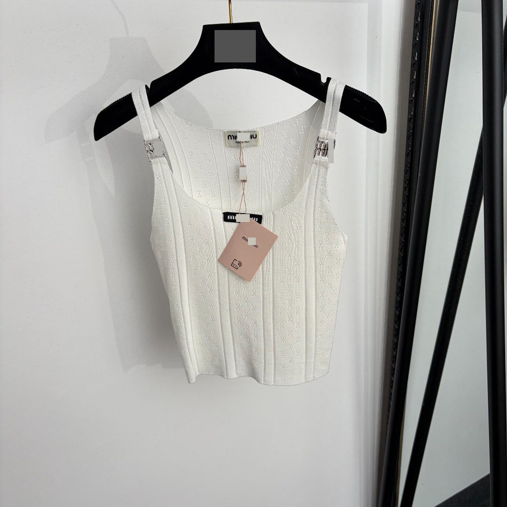 M1u Classy Slim-fit Dopamine ป้ายคอปกผู้หญิง Letter Diamond โลโก้หัวเข็มขัดโลหะถักเสื้อกั๊ก