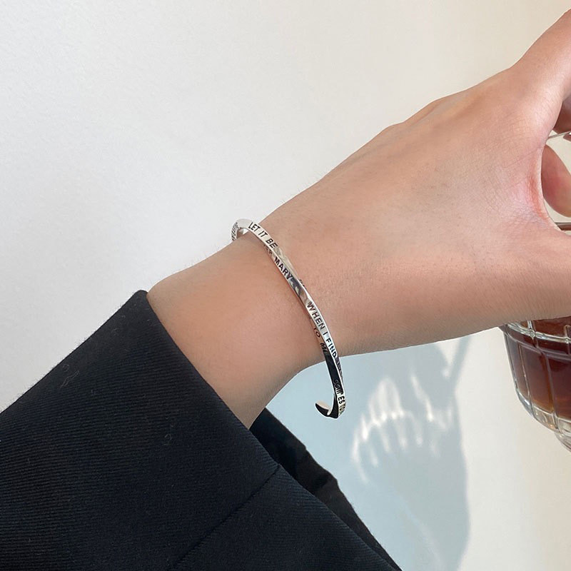 2023 Niche High-End Mobius English Twist Bracelet Female ins Simple Light Luxury Cool Style