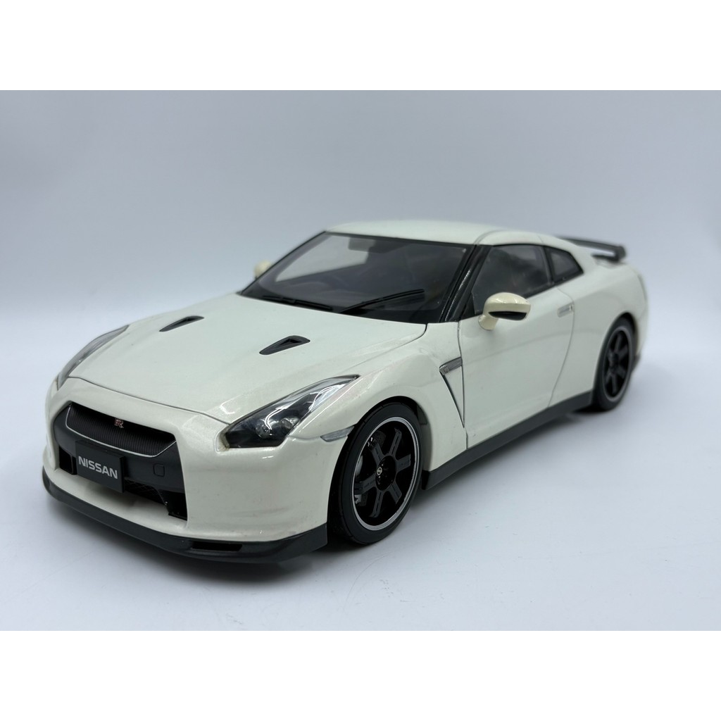 Autoart 1: 18 Nissan Nissan GTR R35 Spec-V กระเป๋าหลวมโลหะผสมสีขาวไร้ที่ติ