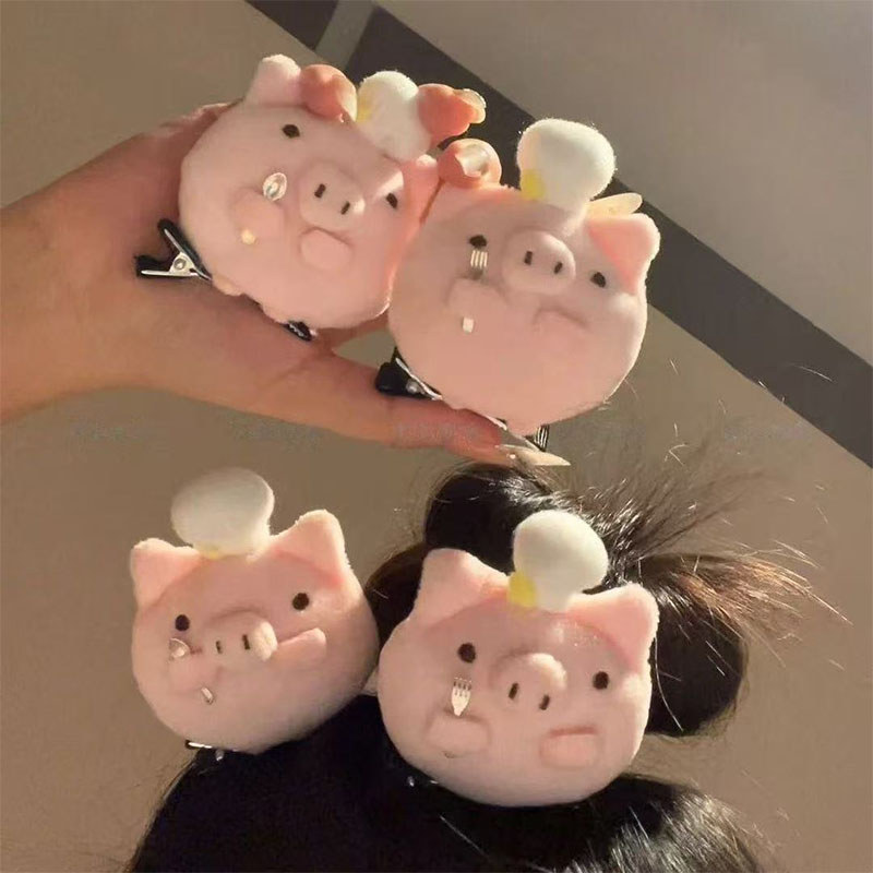 น่ารักตุ๊กตาหมูสีชมพูคลิปผมน่ารักเชฟหมวกลูกหมูตุ๊กตา ปิ่นปักผม นุ่มการ์ตูนสัตว์ด้านข้างผม หมุด น่ารักตกแต่งอุปกรณ์ผมสําหรับสาวทุกวันสว
