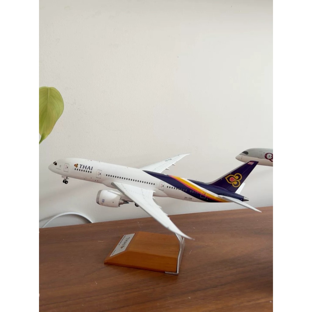 [คลังสินค้าพร้อม] jc wing Thai Airlines 787 Scale: 1: 200 สีสําเร็จรูป Intact ไม่มีคอลเลกชันบรรจุภัณ