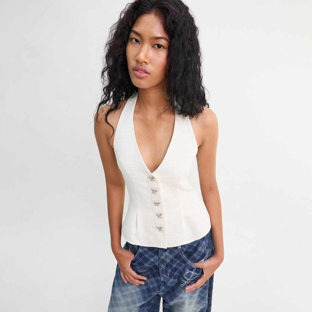 [Pomelo] เสื้อคล้องคอดีเทลกระดุมโบว์ / Halter Vest Top with Bow Button Detail — صورة 7