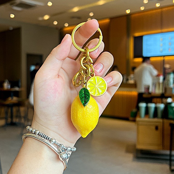 Ins Super Hot พวงกุญแจ C บ้านกระเป๋าจี้หญิงกระเป๋าเครื่องประดับมะนาวผลไม้กุญแจรถจี้ของขวัญวันวาเลนไท