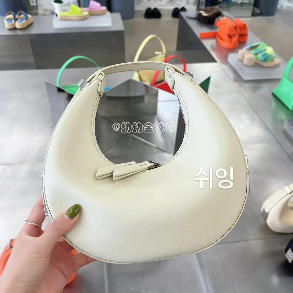 ของแท้ Daigou เกาหลี OSOI Crescent กระเป๋า Toni mini ครึ่งวงกลม Moon Bag กระเป๋าใต้วงแขนแบบพกพาไหล่ก