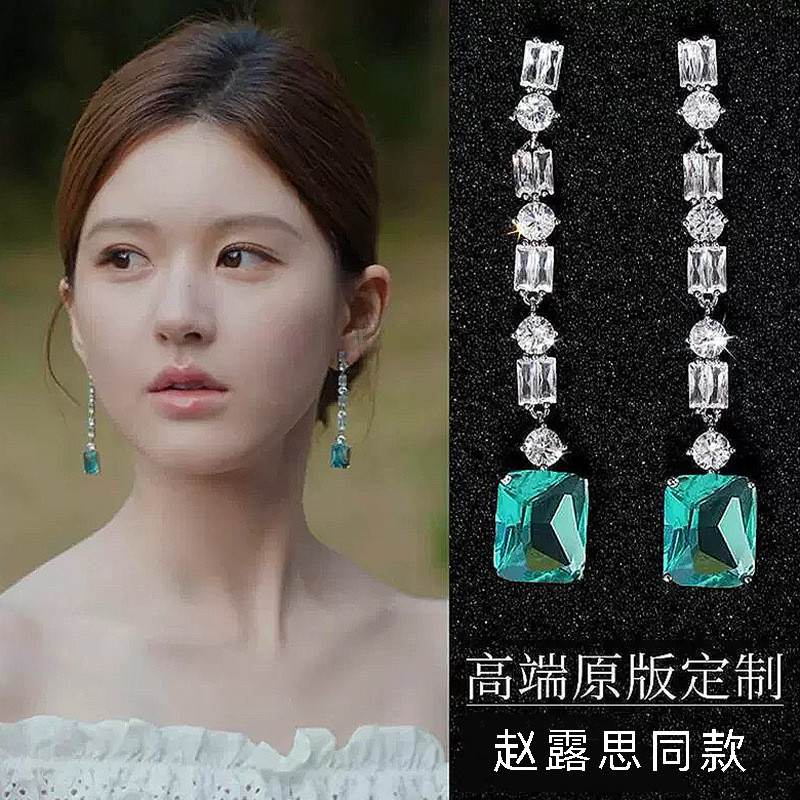 ต่างหูและจี้สไตล์พราวสีเขียวและน้ำตาล ออกแบบอย่างประณีต สำหรับสวมใส่ในโอกาสพิเศษ