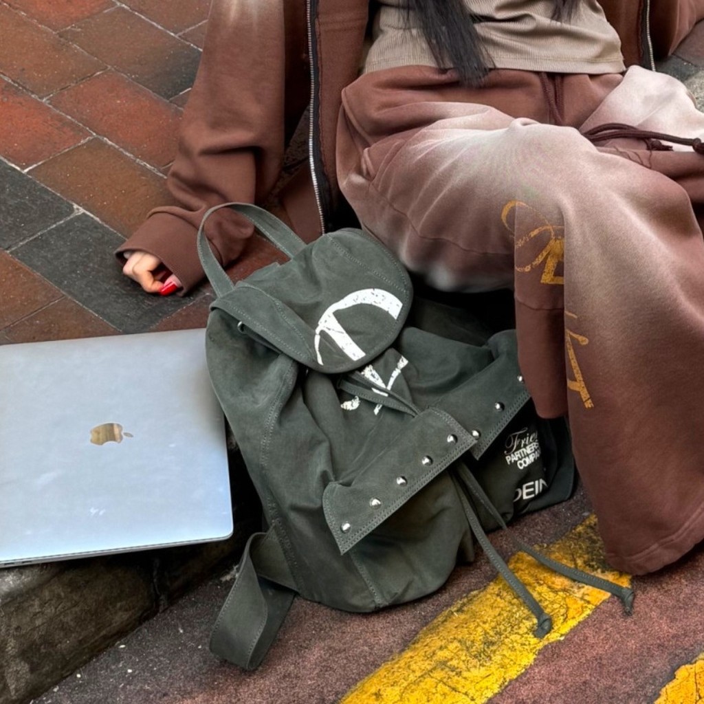 เกาหลี Niche ยี่ห้อ Deinet กระเป๋าเป้สะพายหลัง D ตัวอักษรขนาดใหญ่ Drawstring กระเป๋า Rivet Rucksack 