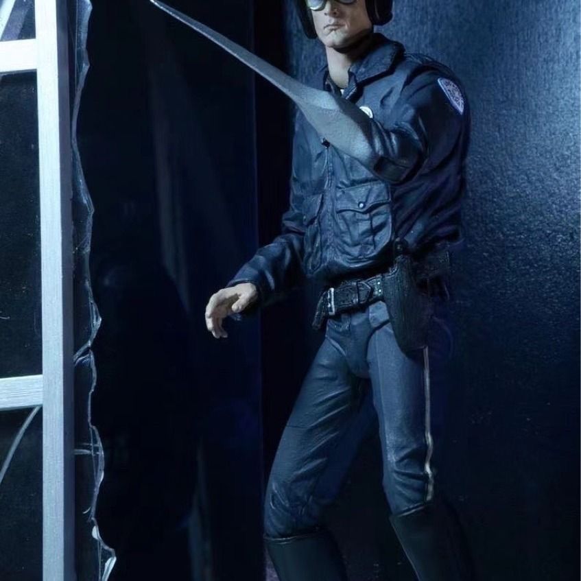 Terminator T-1000 รุ่นตํารวจจราจร 23 ซม. รุ่นเคลื่อนย้ายได้ข้อต่อ