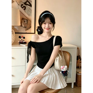 Vogue🌟พร้อมส่ง🌟 เสื้อครอปแขนสั้นดีไซน์เซ็กซี่ ปาดไหล่ผูกโบว์โชว์หลังผ้าลูกไม้ มีฟองน้ำในตัว (FY5019)