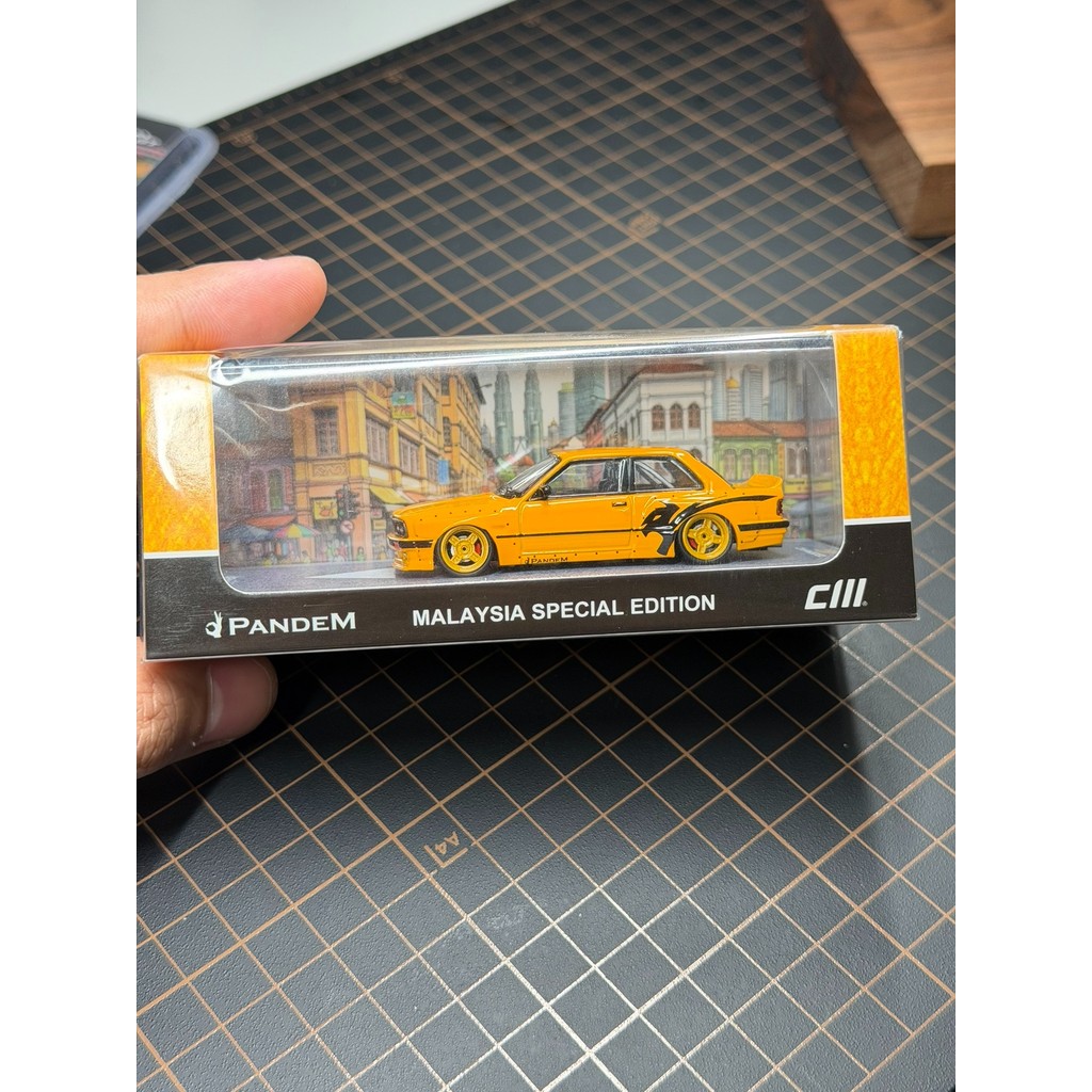 รุ่น CM ที่ยังไม่ได้เปิดใหม่เอี่ยม 1/64 BMW E30 Pa