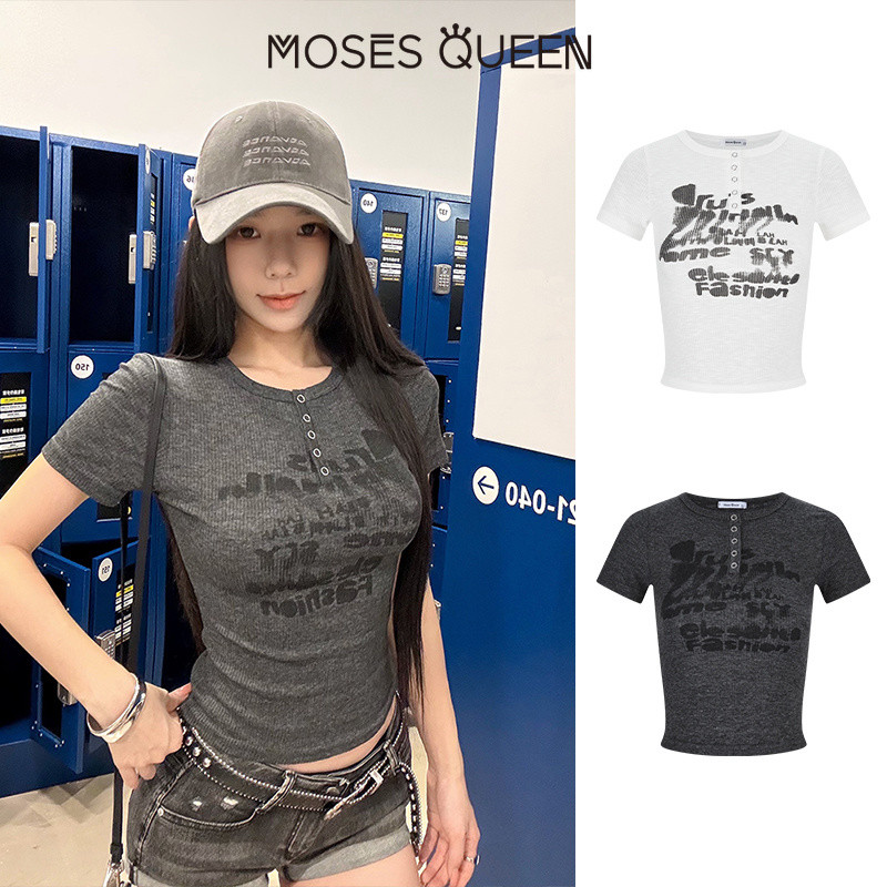 MOSESQUEEN เสื้อยืดแขนสั้นกราฟฟิตี้ตัวอักษรสาวฮอตสไตล์อเมริกันสําหรับผู้หญิงดีไซน์ฤดูร้อนเสื้อตัวสั้นเข้ารูป #64005