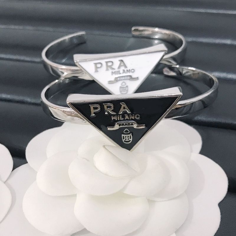 P Home Inverted Triangle Open Bracelet with Steel Seal Classic Fashion Letter Bracelet Ww26.9.2