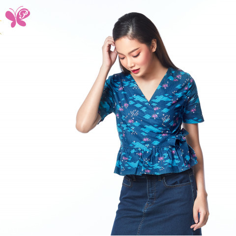 เสื้อผู้หญิง [Papillon] Women Tampopo Top คอวี ผูกข้าง ผ้า Cotton 100% เนื้อนุ่ม พิมพ์ลายปลาตะเพียนและดอกบัว (ลมข้าวเบา)