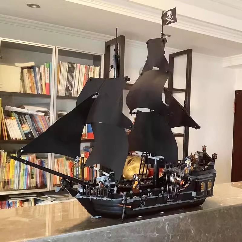 เข้ากันได้กับ Queen Anne Caribbean Pirate Ship Black Pearl Sailboat Model Educational Building Block