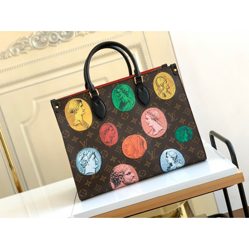กระเป๋า Luis Vuitton x Fornasetti Onthego MM ในโทนสี Maize