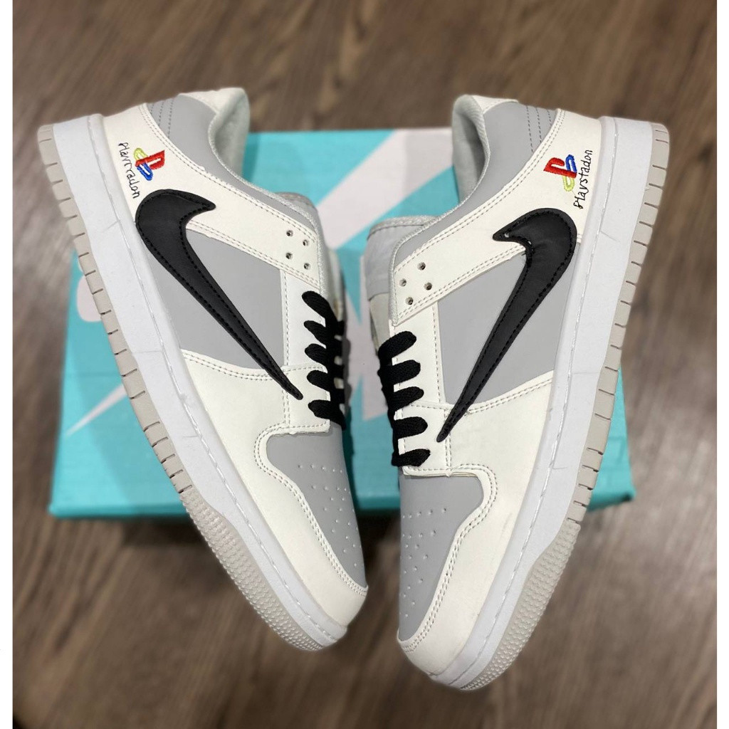 Nike SB x PS (PlayStation) รองเท้าผ้าใบผู้ชายรองเท้าลําลองผู้ชายรองเท้าผ้าใบ