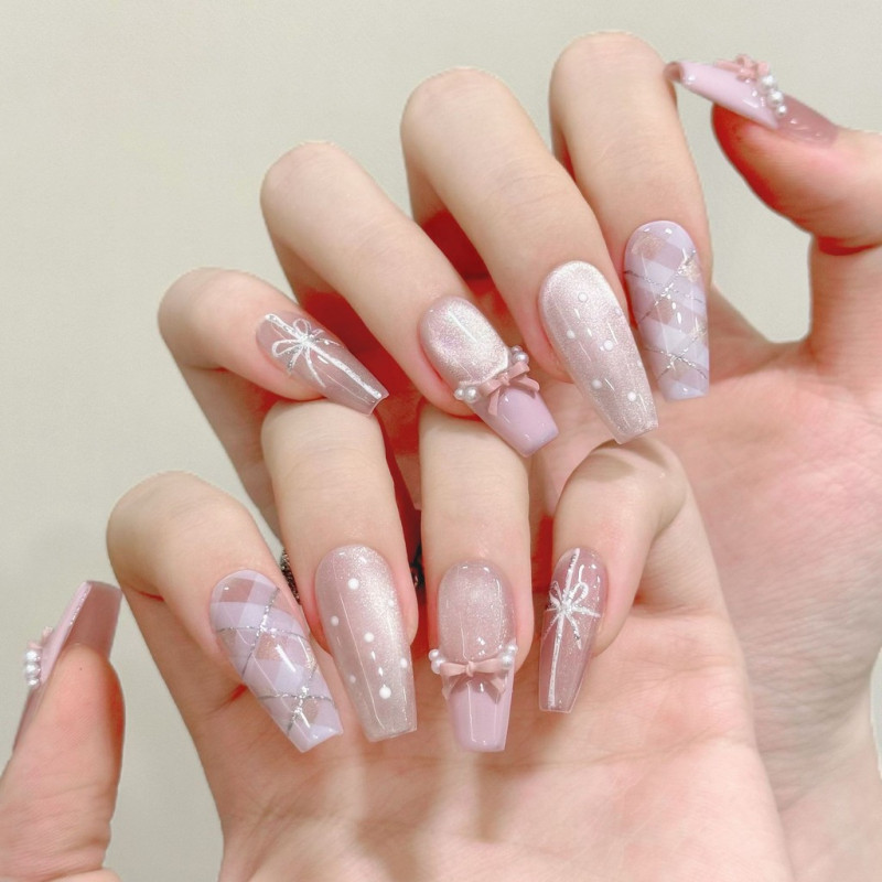 สีชมพูลายสก๊อตโบว์มุกกลิตเตอร์กดบนเล็บ 🎀Bow Nails เล็บยาวหวานหรูหราสไตล์อ่อนโยนออกเดททุกวันเดินทางชุดแต่งเล็บที่สวยงาม